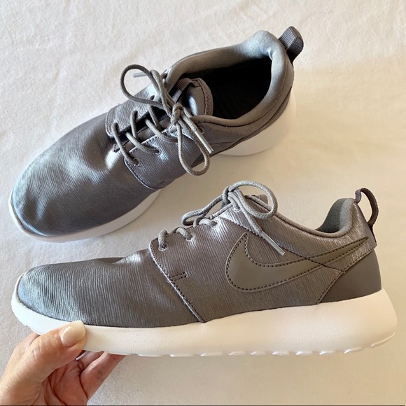 Nike Shoes - ⭐️HP⭐️ NWOT Nike silver Roshe One athletic shoes